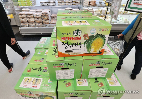 서울 한 대형마트에 절임배추 박스가 쌓여있다. 9일 정부는 범부처 특별물가안정체계를 본격 가동했다. 연합뉴스